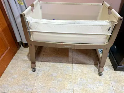 Side-sleeping bedside bassinet / cradle in beige — good used condition snoozpod
