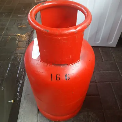 DUBAI GAS CYLINDER 22KG MEDIUM SIZED AND 11 KG CYLINDER WITH REGULATAR AND PIPE IF NEEDED