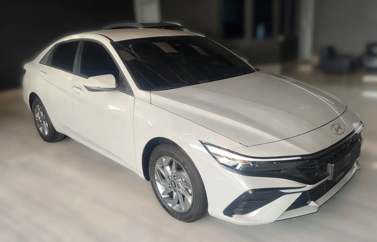 Hyundai Avante 2025 — photo 1 of 8