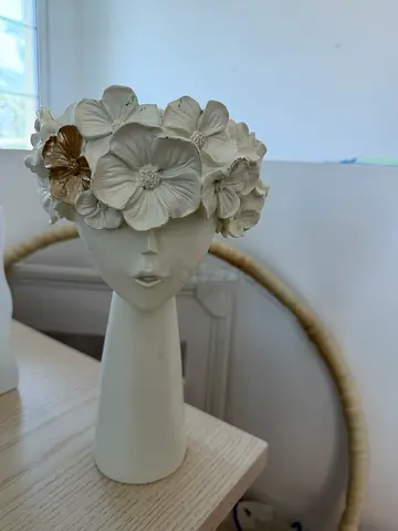 Decorative vase with floral crown