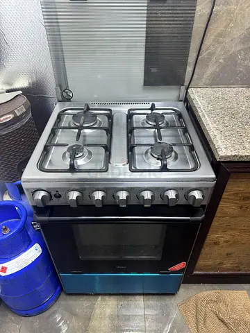 Used freestanding gas oven with 4-burner hob — good working condition