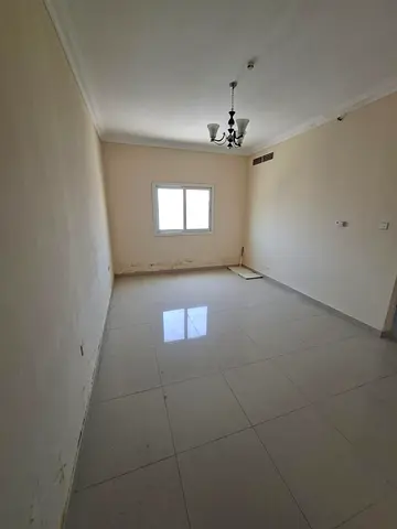 شقة للإيجار السنوي في الشارقة غرفة وصالة بتكييف مركزي وغرفة ماستر وخزائن بالحائط و2 حمام قريب من الخدمات بسعر 28000 درهم