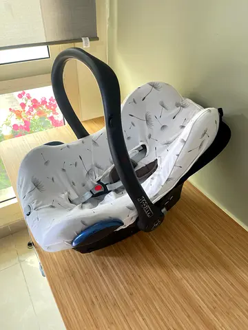 Baby car seat / infant carrier - used, good condition