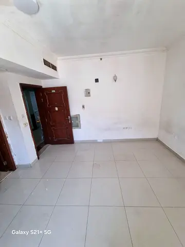 استوديو للإيجار في القليعة الشارقة بمساحة كبيرة وتكييف مركزي وموقع قريب من جميع الخدمات بسعر 17000 درهم والدفع 4 أو 6 دفعات