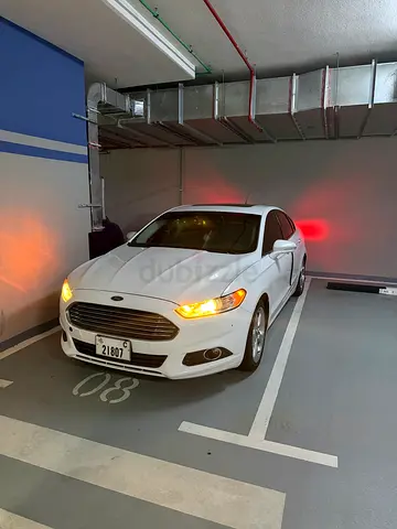 Ford fusion 2015 2.5L SE very clean car still with altayer agency service with full history