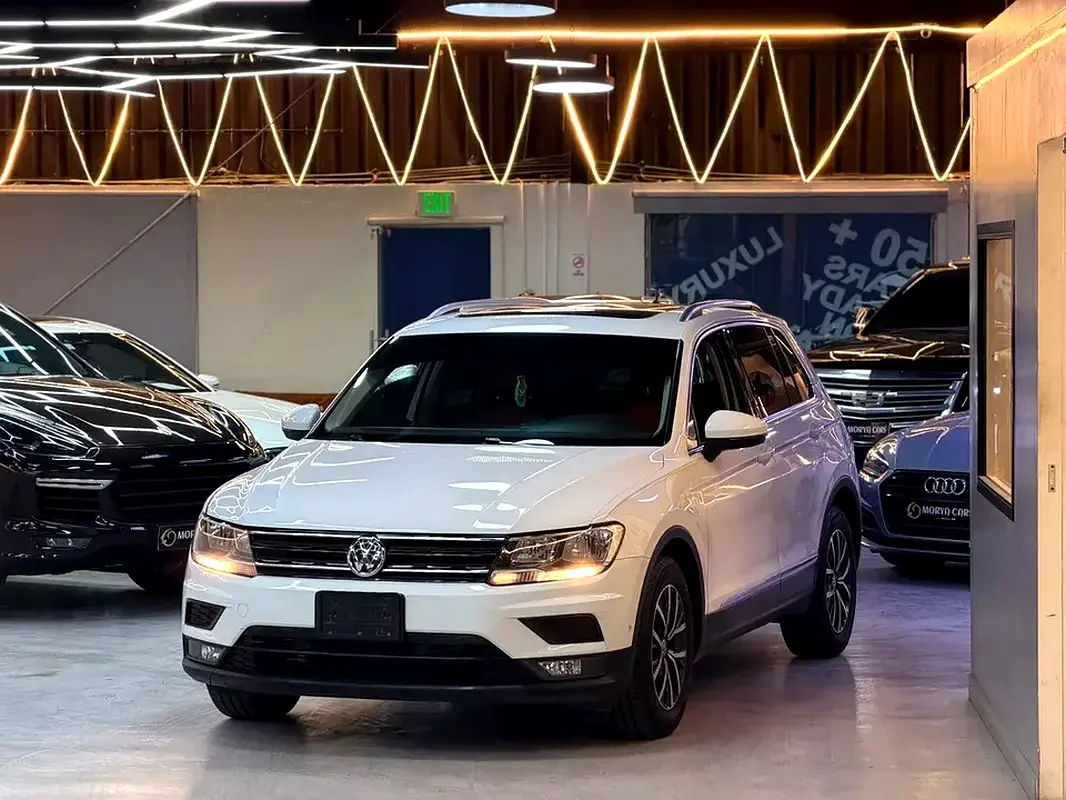 Volkswagen Tiguan 2021 — photo 1 of 9