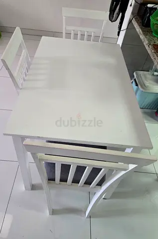 White wooden 4-seater dining table set
