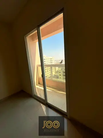 شقة واسعة بموقع حيوي قرب الخدمات مع تصميم عائلي مريح تمنحك قيمة سكنية مميزة في الروضة
