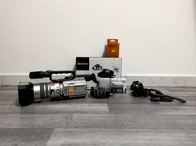 Sony DCR-VX2000 Professional MiniDV Camcorder Bundle