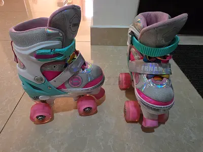 Kids Ernan Roller Skates in Pink and Teal..