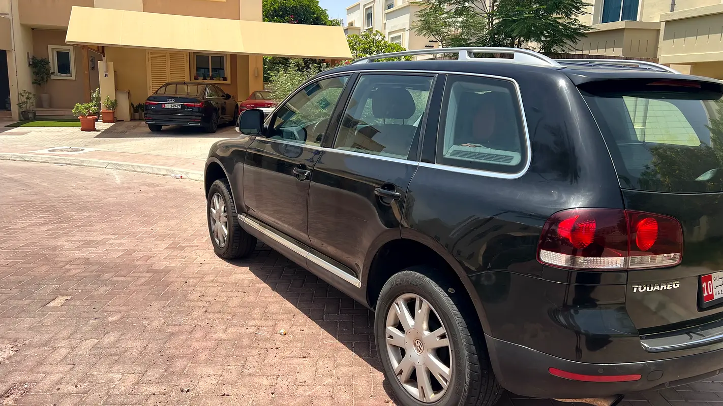 Volkswagen Touareg 2010 — photo 1 of 4