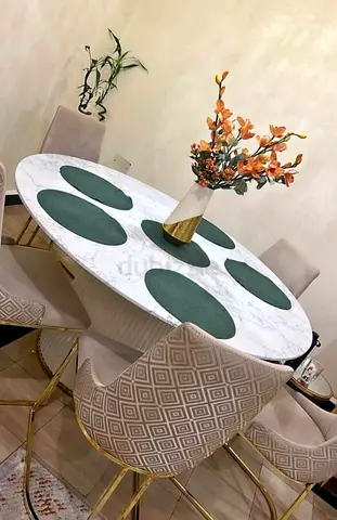 Dining table set for sale in excellent condition. Includes 1 table and 5 chairs.