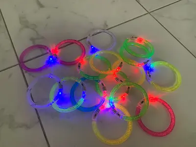 Pack of flickering glow bracelets