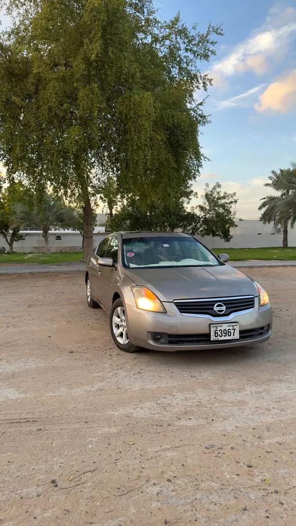 Nissan Altima 2008 — photo 1 of 9