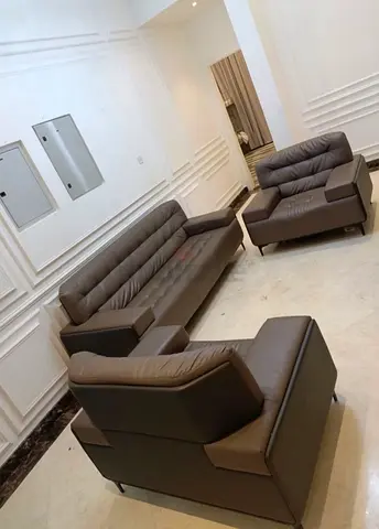 3-piece brown leather sofa set — 3-seater + 2 armchairs, very good condition, almost looks like new
