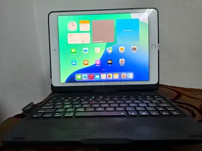 iPad 7 gen 128gb with free bluetooth keyboard cover.