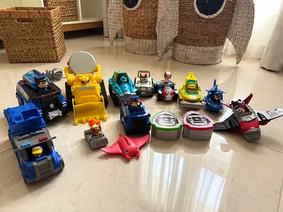 Lot of Paw Patrol vehicles and figures - mixed set, good condition