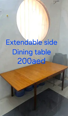 Extendable dining table