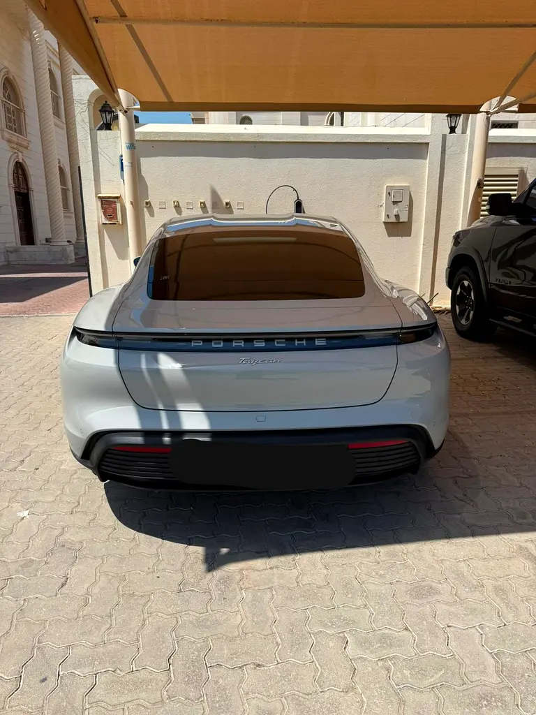 Porsche Taycan 2022 — photo 1 of 17