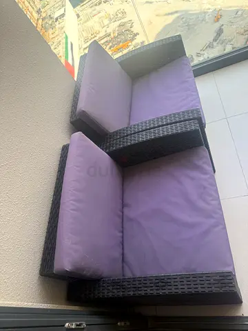 Outdoor rattan lounge chairs set with purple cushions (2 pieces)