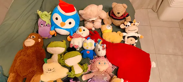 Mixed lot of assorted stuffed animals and plush toys - good condition