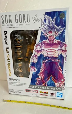 Bandai S.H.Figuarts Son Goku Ultra Instinct Toyotaro Edition - Figure  Book Set