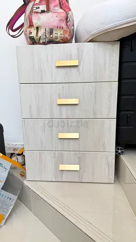 Light wood 4-drawer chest with gold handles