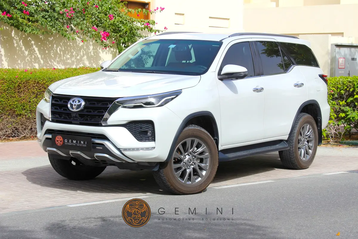 Toyota Fortuner 2023 — photo 1 of 16