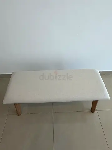 Simple upholstered bench with wooden legs - cream