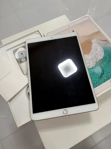 iPad 6th Gen 64GB Wi‑Fi + Cellular, Gold color, Good Condition with Screen protector,Charger and Box