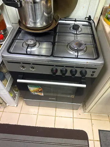 Used freestanding 4-burner gas stove with oven - good working condition