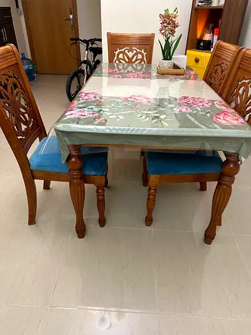 Solid wood 6 seater dining with 4 chairs