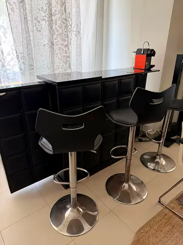 Bar table plus 3 bar stools