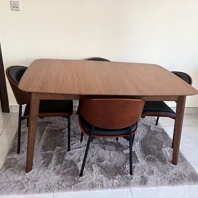 Modern Extendable Dining Table with 4 Chairs – Excellent Condition - سفرة مودرن أنيقة وعملية بكراسي