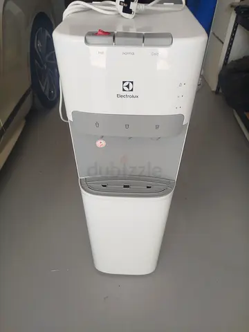 Bottom loaded water dispenser