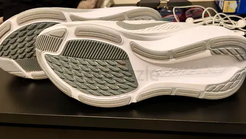 Brand new white running shoes - good condition ( women )