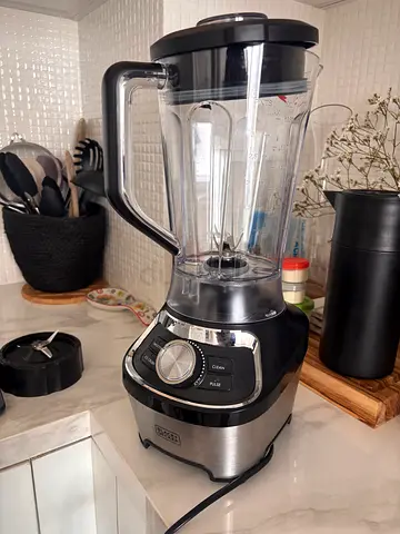 Used countertop blender in good condition - stainless base / plastic cup