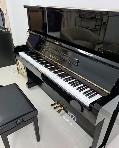 Kawai Upright Piano in Gloss Black - Excellent Condition
