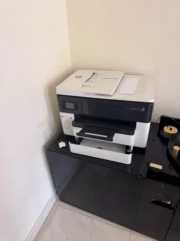 HP LCD Monitor (stand included) - used