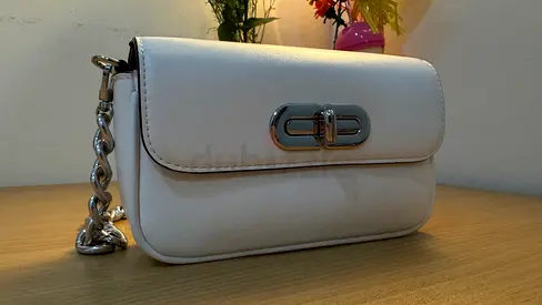 Call it Spring: White leather shoulder bag with chain strap