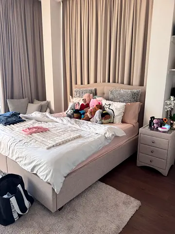 Pretty bed with drawers and mattress