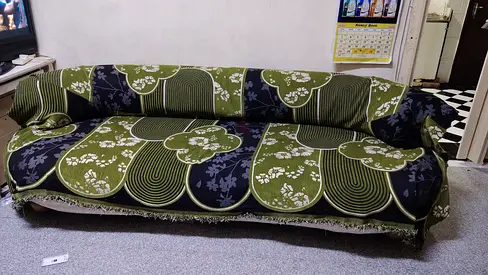 Three-seater sofa with removable cover —looks new condition