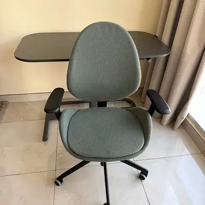 IKEA Office Chair + Manual Height Adjustable Desk – Excellent Condition - كرسي مكتب بعجل + مكتب IKEA