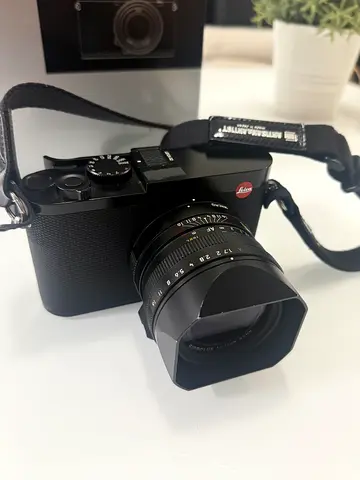 Leica Q2 – Complete Set | Extra Battery | Extra 3 Straps | Minimal Use