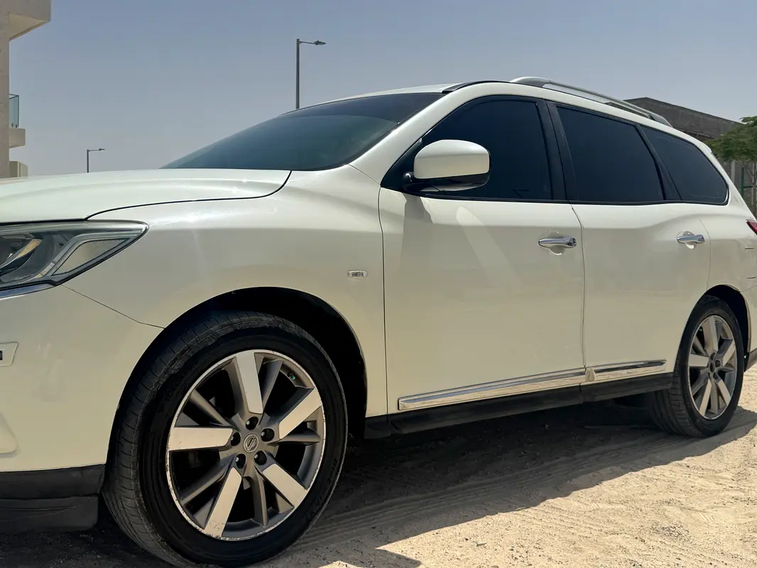 Nissan Pathfinder 2015 — photo 1 of 16