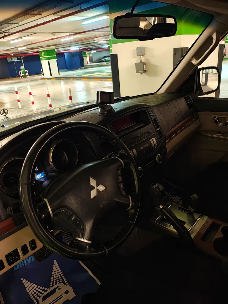 Mitsubishi Pajero 2008 — photo 1 of 6