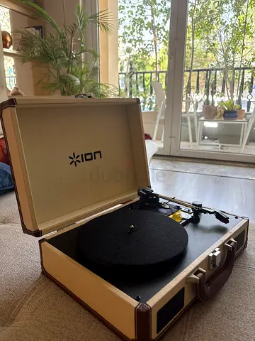 Portable suitcase vinyl record player (working condition)