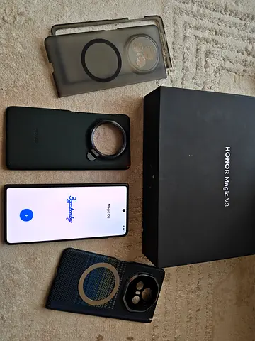 Honor Magic V3 with original box and multiple cases - good condition