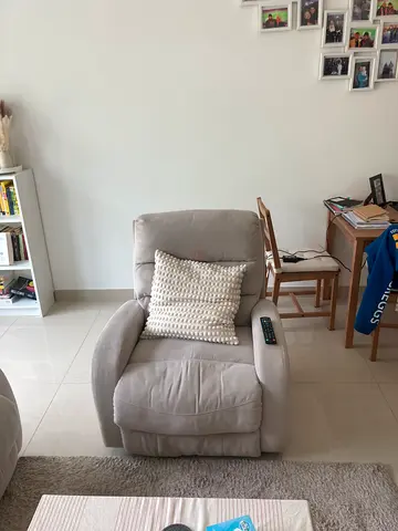 Comfortable beige recliner armchair in good condition 6 seater, 3-2-1 set.