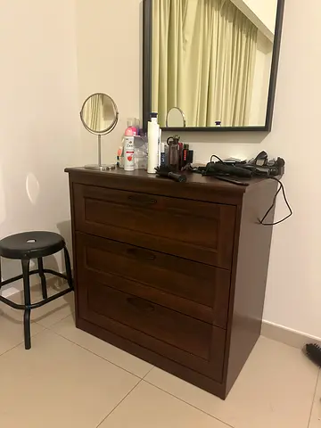 Bedroom chest of drawers